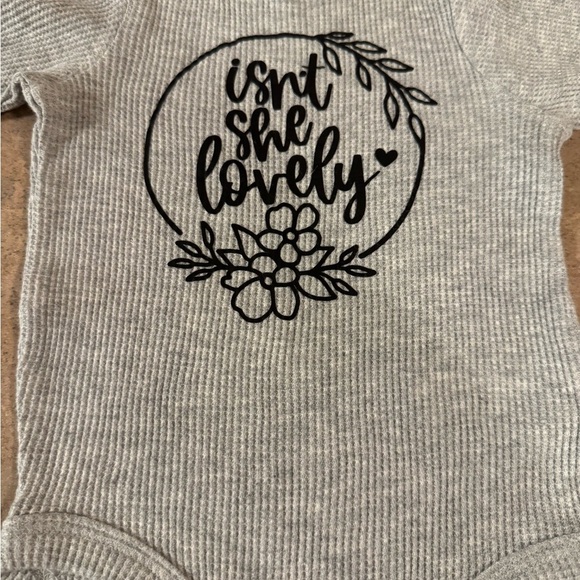 NWOT- Gray 6M Long Sleeve Baby Onesie- isn’t she lovely - Picture 2 of 3